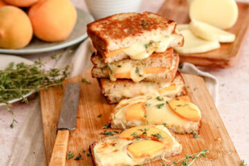 Peach and mozzarella braai broodjies