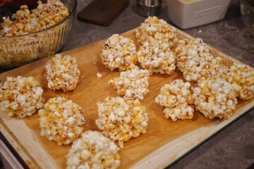 Popcorn snowball bites